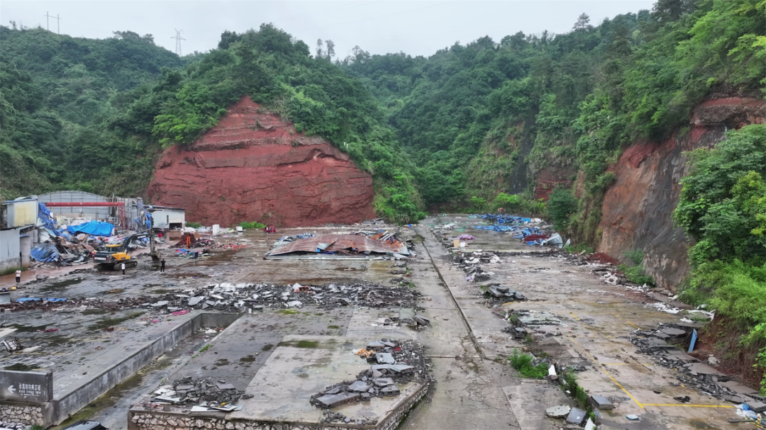 控違治違丨永定區(qū)一違建倉庫被拆除 群眾直呼“拆得好”