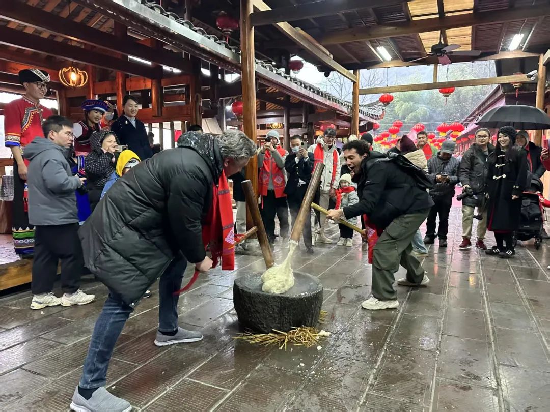 春节嗨不停丨中外友人共庆土家年 沉浸式体验土家风情