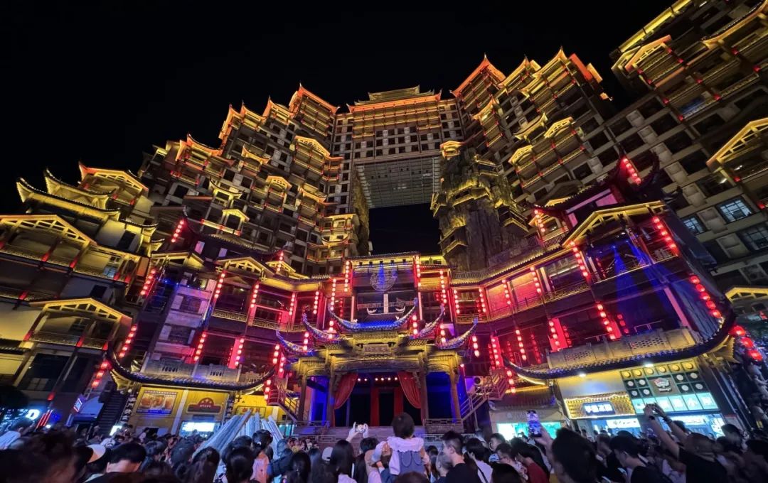 张家界七十二奇楼：全球游客共舞“劳动disco”