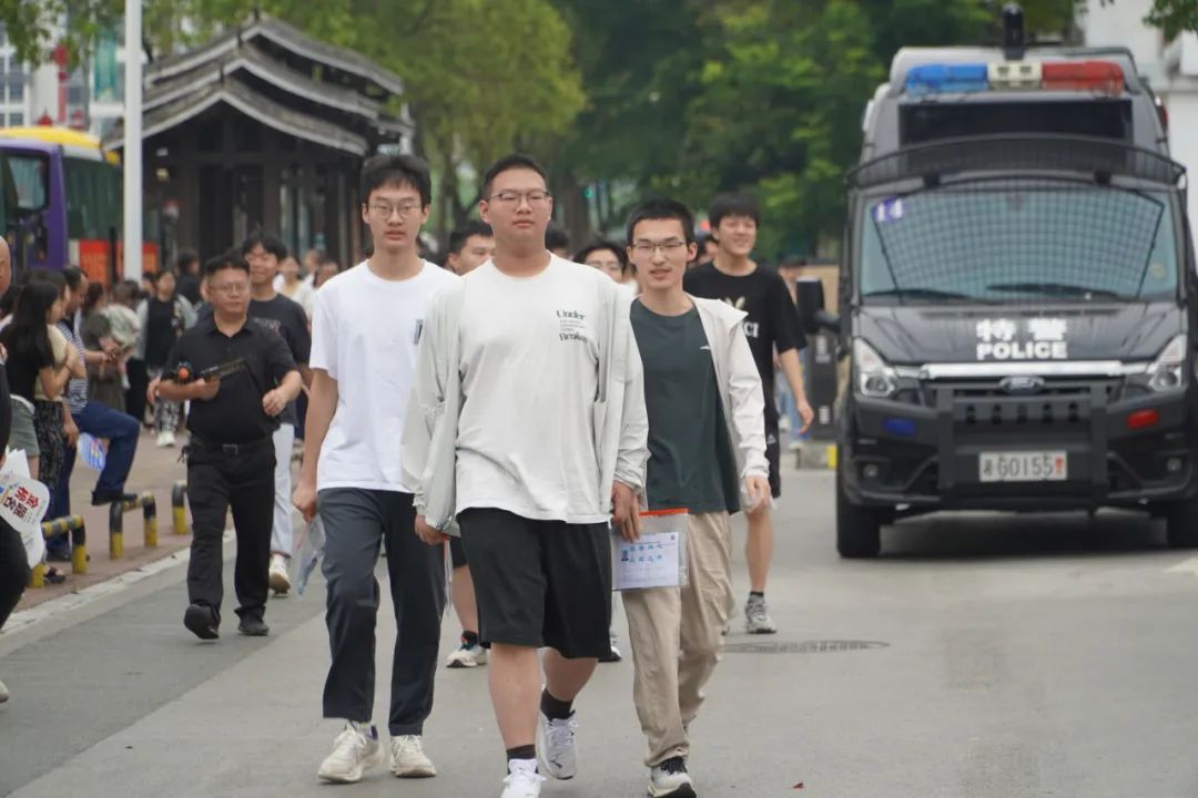 高考第二天！你们继续加油，我们继续守护！