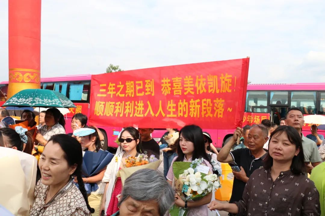 高考结束！拥抱、微笑、鲜花……为少年的你喝彩！