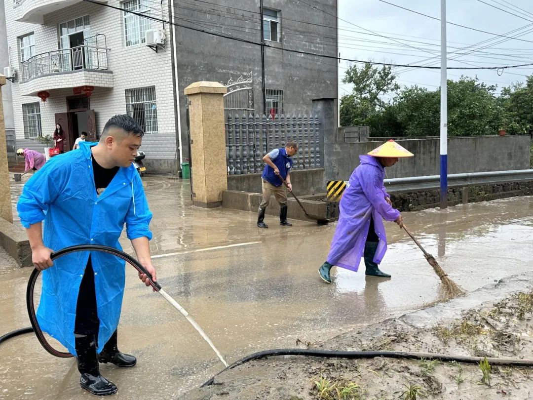 防汛一线丨干群协力清淤忙