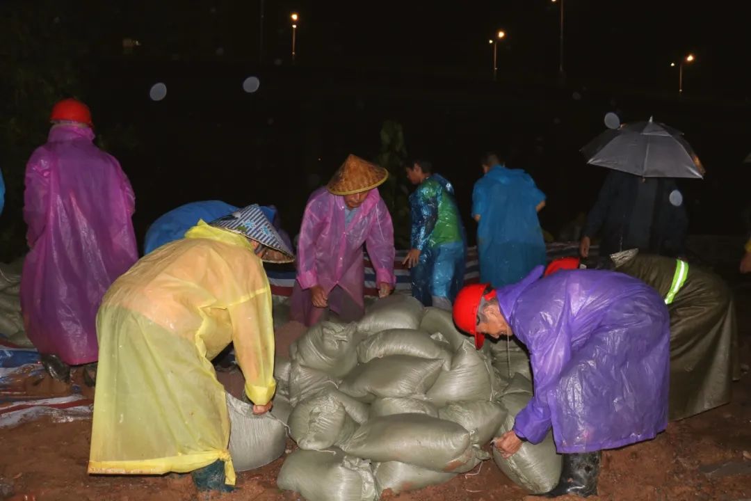 防汛一线丨沙堤街道连夜奋战10小时，筑牢安全堤