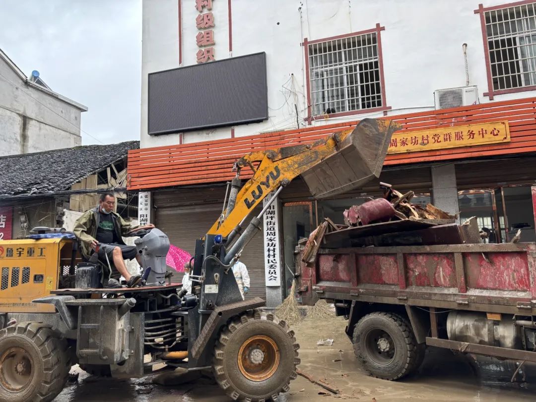防汛一线丨阳湖坪街道争分夺秒清淤恢复家园