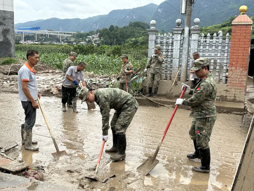 防汛一线丨全力以“复” 消防民兵协同清淤齐上阵