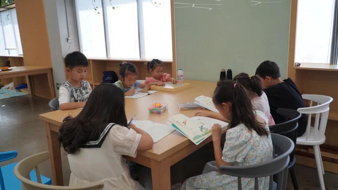 帶娃掙錢兩不誤！“媽媽工廠”助力女性就業(yè)增收