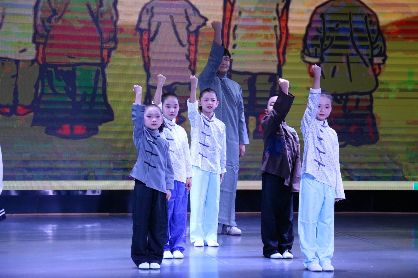 张家界市“扣好人生第一粒扣子”之未成年人“传承红色基因·向国旗敬礼”主题教育实践活动举行