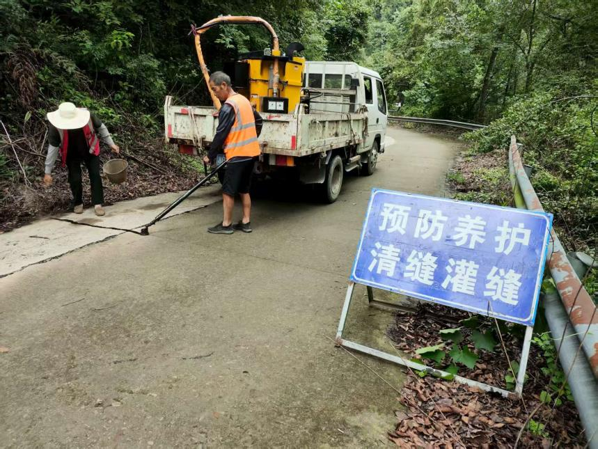 永定区公路建设养护中心开展冬季公路养护工作