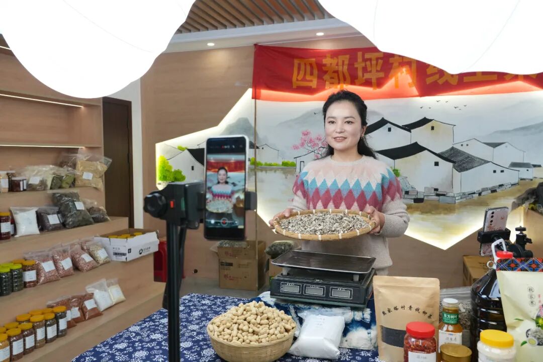 人大代表风采丨廖亚萍：山坳里的“直播达人”