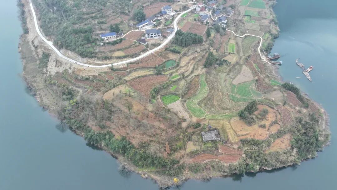 “孤岛” 郑家河通组公路全线贯通