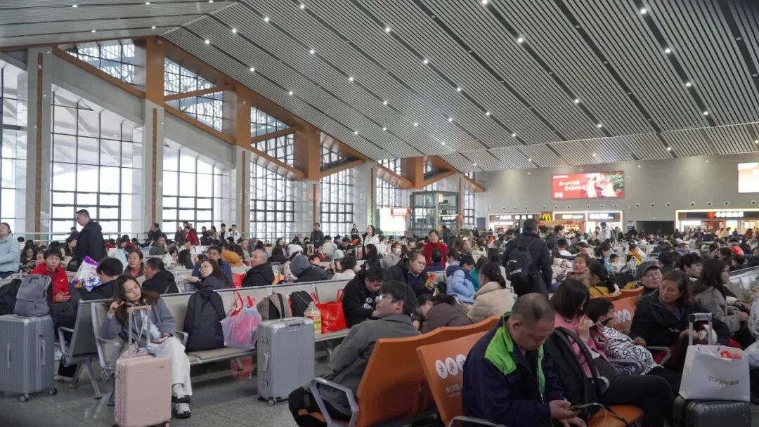 张家界西站迎来返程客流高峰