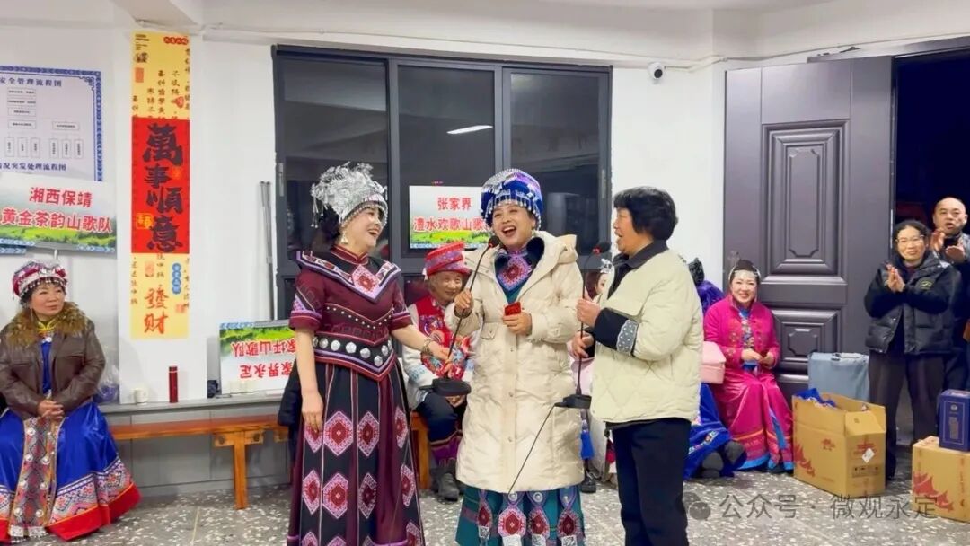 马头溪村上演围炉斗歌……