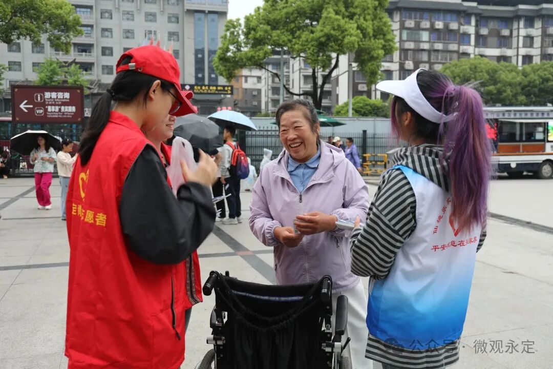 五一“宠粉”ing丨“太热情了！”张家界志愿服务获游客点赞