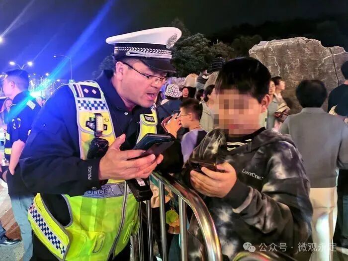 五一“宠粉”ing丨暖心接力！张家界市民与交警携手帮助走失游客姐弟团聚