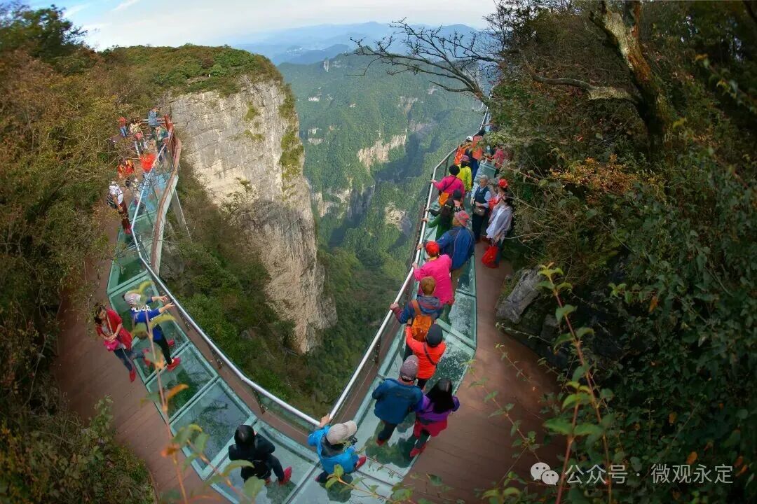 今日起，天门山景区山顶东线玻璃栈道停止开放