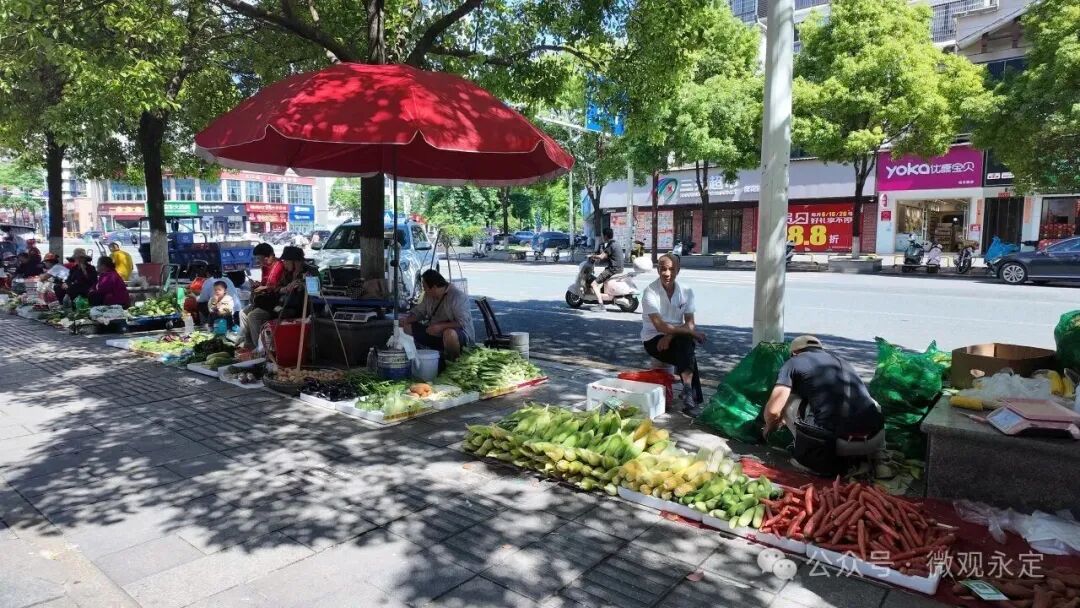 永定区巧解摊贩“安家”难题