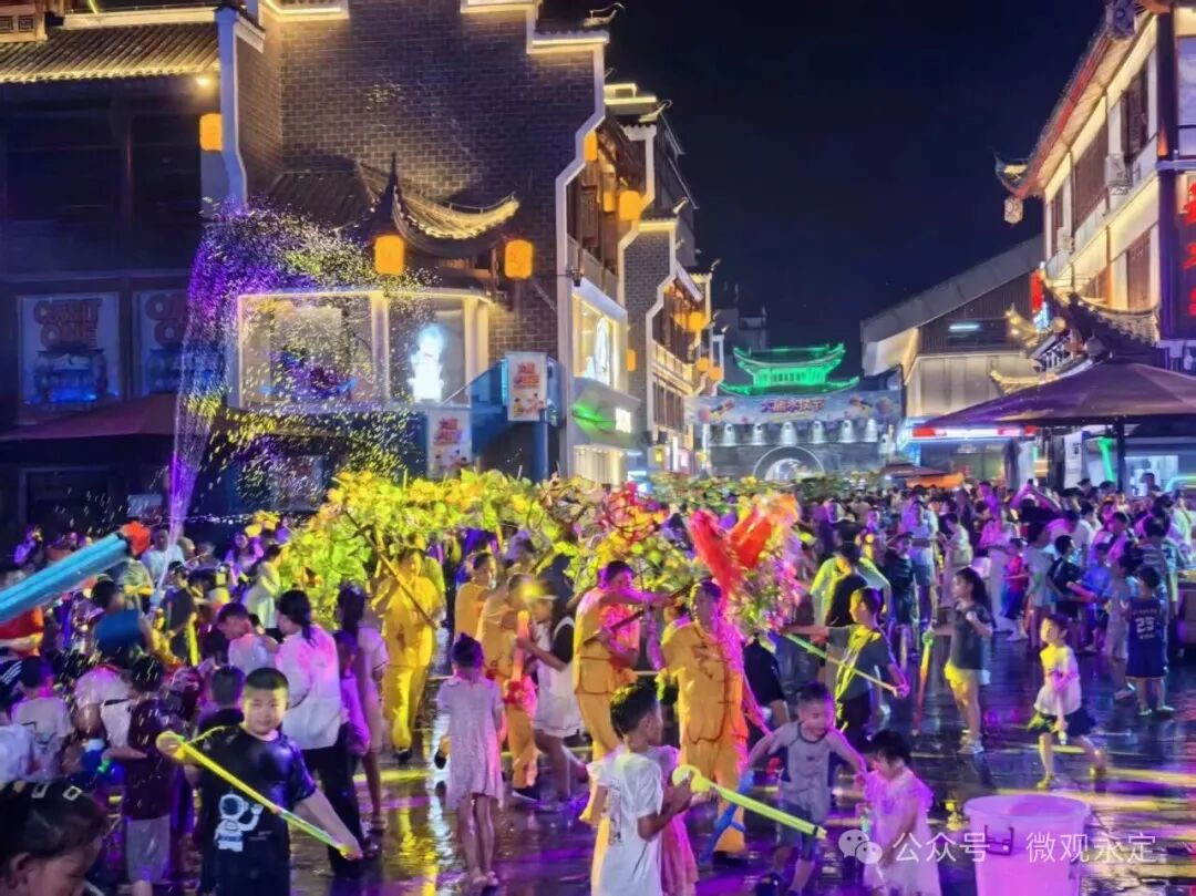“龙启大庸城·水润民族情”2026张家界泼水龙狂欢活动精彩不断